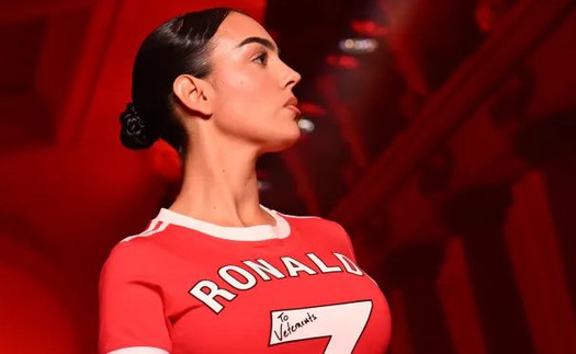 Georgina Rodriguez thu hút trong bộ váy 'có một không hai' lấy cảm hứng từ Ronaldo 