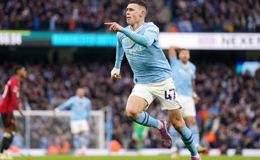 Phil Foden: Từ cậu bé nhặt bóng đến cầu thủ xuất sắc nhất Premier League