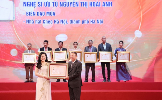 Hoài Anh xúc động nhận danh hiệu NSƯT sau 32 năm theo nghề múa