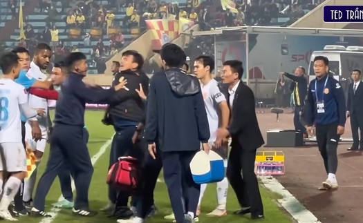 ‘Máy chạy’ của ĐT Việt Nam và BHL đội đầu bảng V-League phản ứng quyết liệt về thẻ vàng ở cuối trận