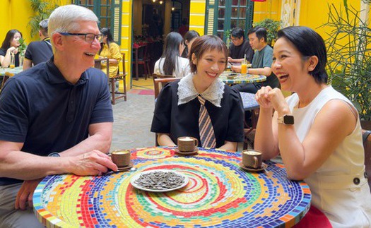 Mẹ con diva Mỹ Linh cùng CEO Apple Tim Cook uống cà phê trứng Hà Nội