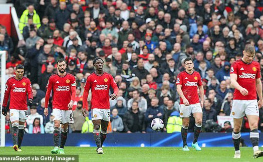 Ten Hag mắng cầu thủ MU 'ngu ngốc' khi đánh rơi chiến thắng trước Liverpool