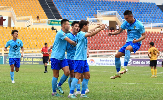 Bóng đá Việt Nam: 'Trời hanh khô, cẩn thận củi lửa'