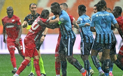 'Ngựa chứng' Balotelli lại nổi loạn khiến đội nhà thua thảm, đối mặt nguy cơ bị đuổi 