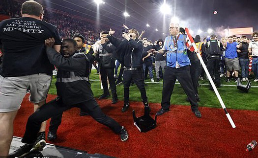 Bạo loạn xảy ra trong ngày Southampton giành vé chung kết play-off thăng hạng Ngoại hạng Anh, CĐV ném 'vật thể lạ' vào nhau