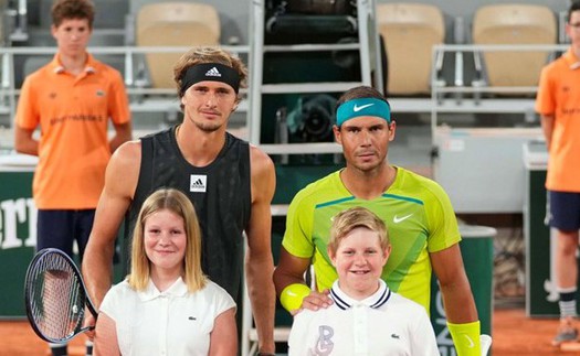 Nadal 'khốn khổ' vì đụng trúng Zverev ngay vòng 1 Roland Garros