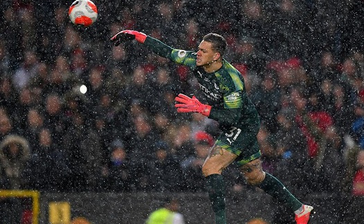 Thủ môn Ederson mắc sai lầm, ném thẳng bóng vào chân đối phương, khiến Man City thua đau MU