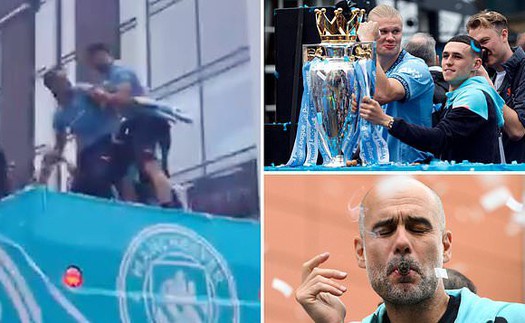 Sao 100 triệu của Man City suýt rơi khỏi xe bus hai lần trong ngày rước cúp, Guardiola hút xì gà 'cực ngầu'