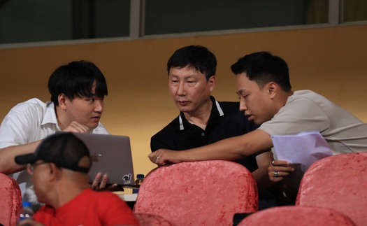 Vừa đến Hà Nội, HLV Kim Sang Sik đã xuất hiện tại Hàng Đẫy, 'xem giò' ngôi sao sáng nhất của bóng đá Việt Nam