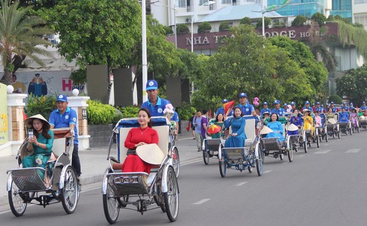 Ấn tượng cuộc diễu hành áo dài trên phố biển Nha Trang