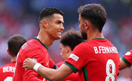 Người hâm mộ tìm ra lý do cực bất ngờ đằng sau pha kiến tạo của Ronaldo cho Fernandes