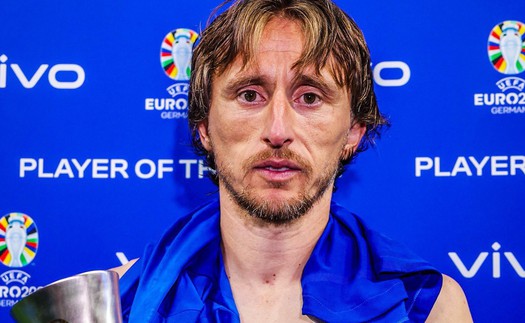 Người hâm mộ xót xa cho Modric, khóc mắt đỏ hoe vẫn phải lên nhận giải