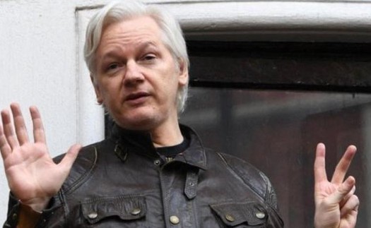 Nhà sáng lập WikiLeaks chính thức nhận tội