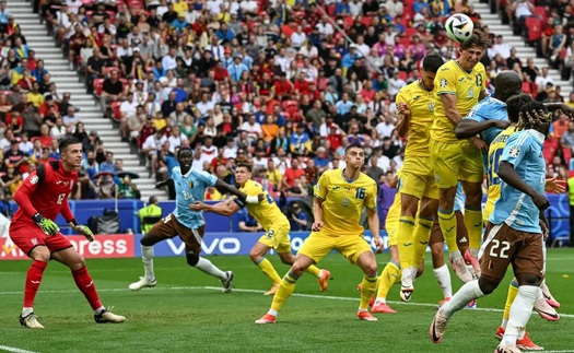 Nhật ký EURO bằng thơ (Bỉ 0 - 0 Ukraina, Slovakia 1 - 1 Romania): Trái bóng không thiên vị bao giờ