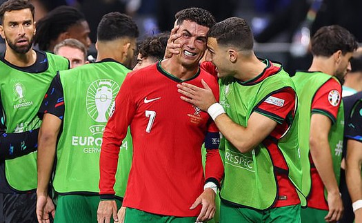 Ronaldo bật khóc sau khi bỏ lỡ quả phạt đền khiến Bồ Đào Nha phải trải qua loạt luân lưu may rủi