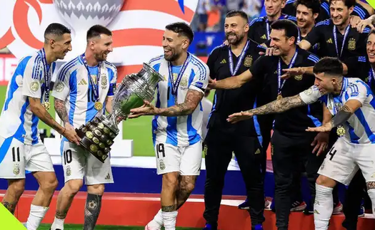 Messi khiến triệu fan cảm phục với hành động đặc biệt trong lễ đăng quang Copa America của Argentina