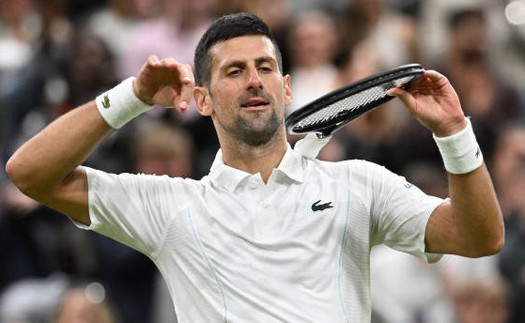 Djokovic làm động tác khiêu khích, chỉ trích thái độ của khán giả khi vào tứ kết Wimbledon