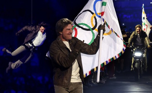 Tom Cruise xuất hiện cực ngầu trong lễ bế mạc Paris 2024 với mô tô chở lá cờ Olympic như trong phim