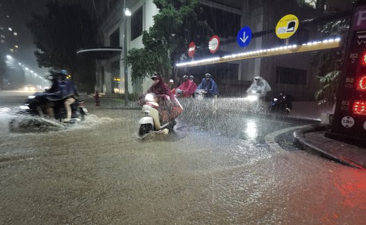 Hình ảnh: Mưa lớn lúc nửa đêm, nhiều tuyến phố của Hà Nội ngập trong biển nước