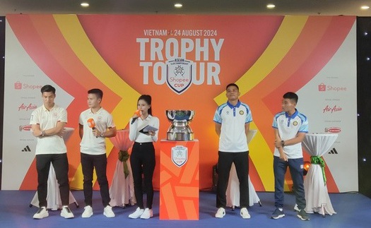 Quang Hải và Văn Thắng hâm nóng tour trưng bày cúp vô địch ASEAN Club Championship