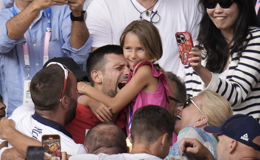 Djokovic bật khóc, nói HCV là 'thành tựu lớn nhất sự nghiệp', úp mở khả năng tham dự Olympic 2028