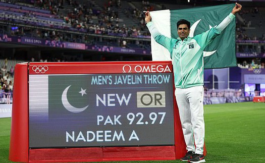 'Người hùng' Pakistan phá kỷ lục Olympic môn ném lao với cú ném cực khủng gần 100m