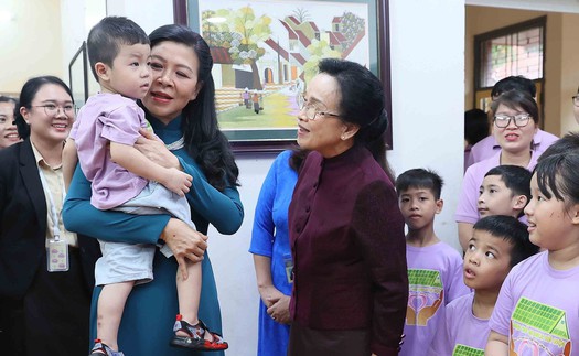 Phu nhân Ngô Phương Ly và Phu nhân Naly Sisoulith thăm Làng trẻ em Birla Hà Nội