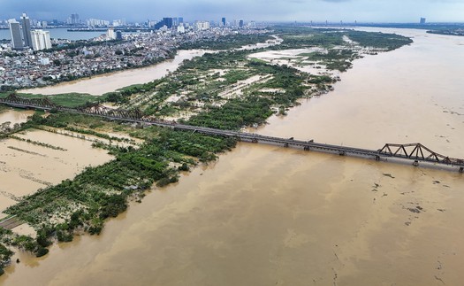 Hà Nội: Nước sông Hồng dâng nhanh, nhiều nơi ngập nặng