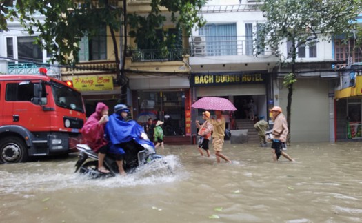 Mưa lớn, nhiều trường học ở Hà Nội và một số tỉnh tạm dừng học trực tiếp 