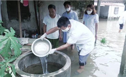 Cách làm sạch nước để ăn, uống sau bão, lụt