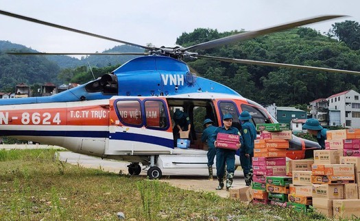 Không quân điều trực thăng bay Mi-171 bay cứu trợ đồng bào vùng lũ