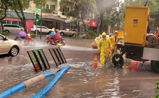 Nhiều điểm trên các tuyến phố Hà Nội ngập sâu sau mưa lớn, giao thông ùn tắc cục bộ