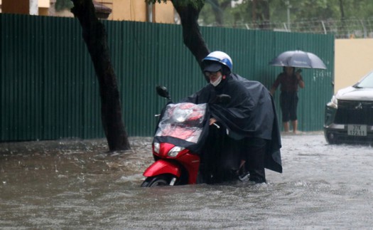 Mưa to, nhiều tuyến đường ở thành phố Vinh ngập sâu