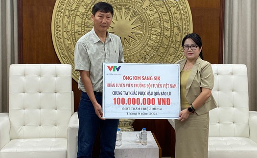 HLV Kim Sang Sik ủng hộ đồng bào lũ lụt 100 triệu đồng