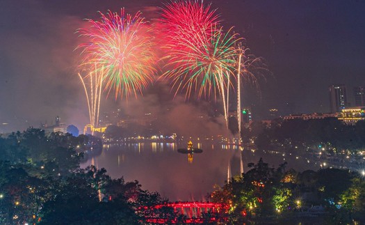 Hà Nội rực rỡ pháo hoa chào Năm mới 2025
