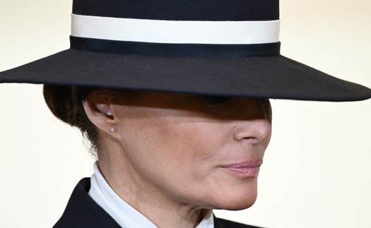 Vì sao bà Melania Trump đội mũ trong lễ nhậm chức của chồng