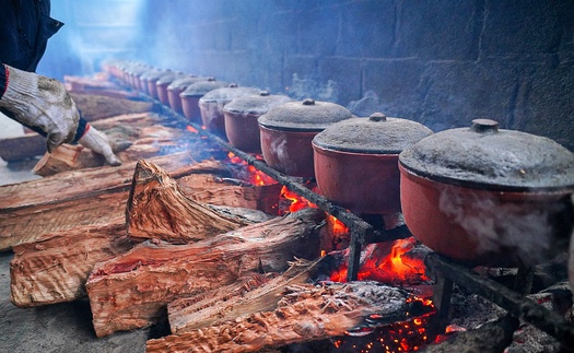 Cá kho làng Vũ Đại đỏ lửa đón Tết