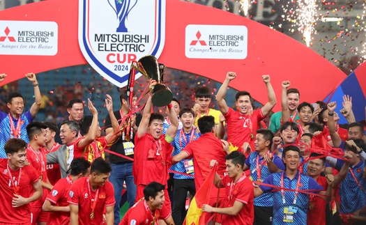 Đội tuyển Việt Nam diễu hành rước Cup vô địch Đông Nam Á, Xuân Son về nước điều trị