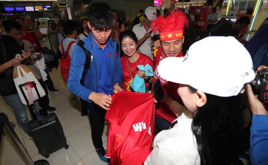 Những ‘người hùng’ ASEAN Cup về nước, xe cứu thương đón Xuân Son