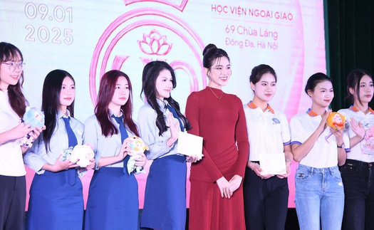 Hoa hậu Đỗ Thị Hà chia sẻ bí quyết thi sắc đẹp với sinh viên Học viện Ngoại giao