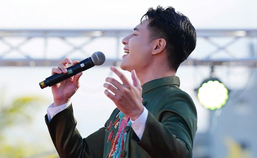 MC – ca sĩ Bùi Phúc Anh xúc động trình diễn "Việt Nam trong tôi là" tại Nhật Bản