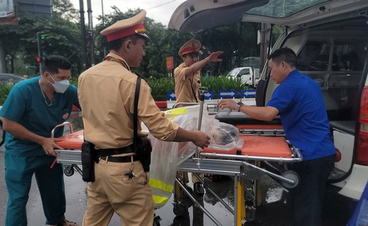 Cảnh sát giao thông Hà Nội kịp thời hỗ trợ 2 cháu bé đi cấp cứu an toàn trong ngập lụt
