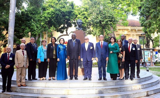 Chủ tịch Quốc hội Cuba đặt hoa tại Tượng đài Anh hùng dân tộc José Marti