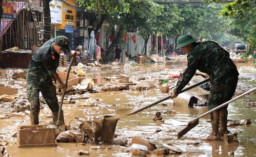Nước rút, người dân Lào Cai tất bật dọn dẹp nhà cửa, đường phố