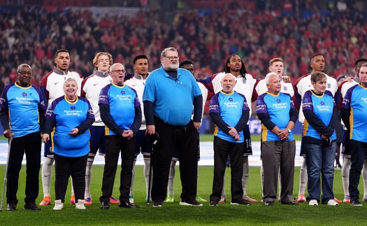 Dàn mascot ở trận Anh thắng xứ Wales gây xúc động mạnh