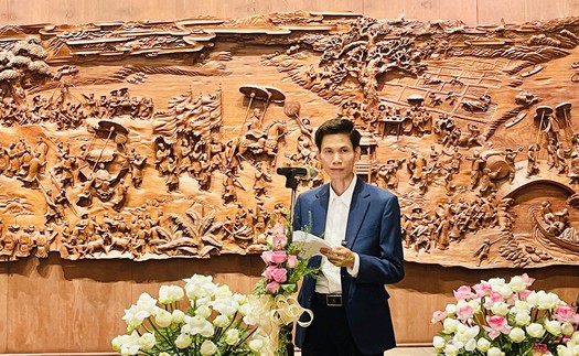 Tác phẩm tranh gỗ "Vinh quy bái tổ" - Dấu ấn hiếu học giữa lòng Thủ đô