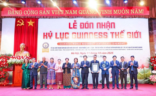 Họa sĩ Chu Nhật Quang nhận kỷ lục tranh sơn mài liền khối lớn nhất thế giới
