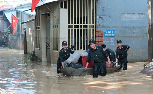 Công an Hà Nội hỗ trợ nhân dân khắc phục hậu quả sau ảnh hưởng bão số 11 tại Sóc Sơn