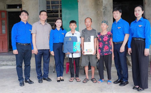 Trung ương Đoàn thăm, tặng quà người dân và thanh thiếu nhi Hà Tĩnh bị ảnh hưởng bởi bão số 10