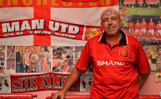 'Siêu CĐV' mất 15 năm để đổi tên hợp pháp thành Mr Manchester United qua đời 